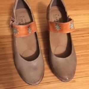 Artiste 2" heel adorable